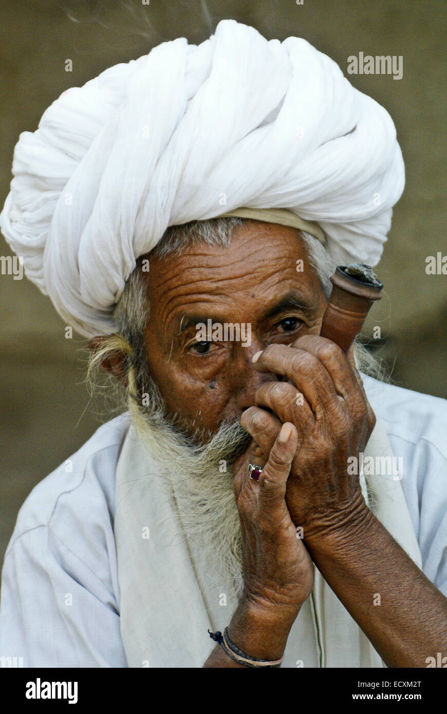 Bishnoi uomo tubo di fumo, Rajasthan, India Foto Stock