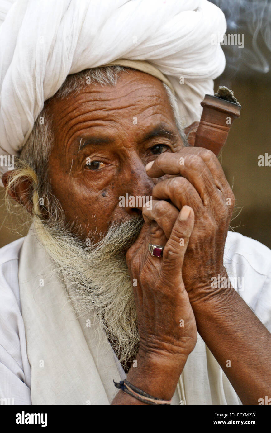 Bishnoi uomo tubo di fumo, Rajasthan, India Foto Stock