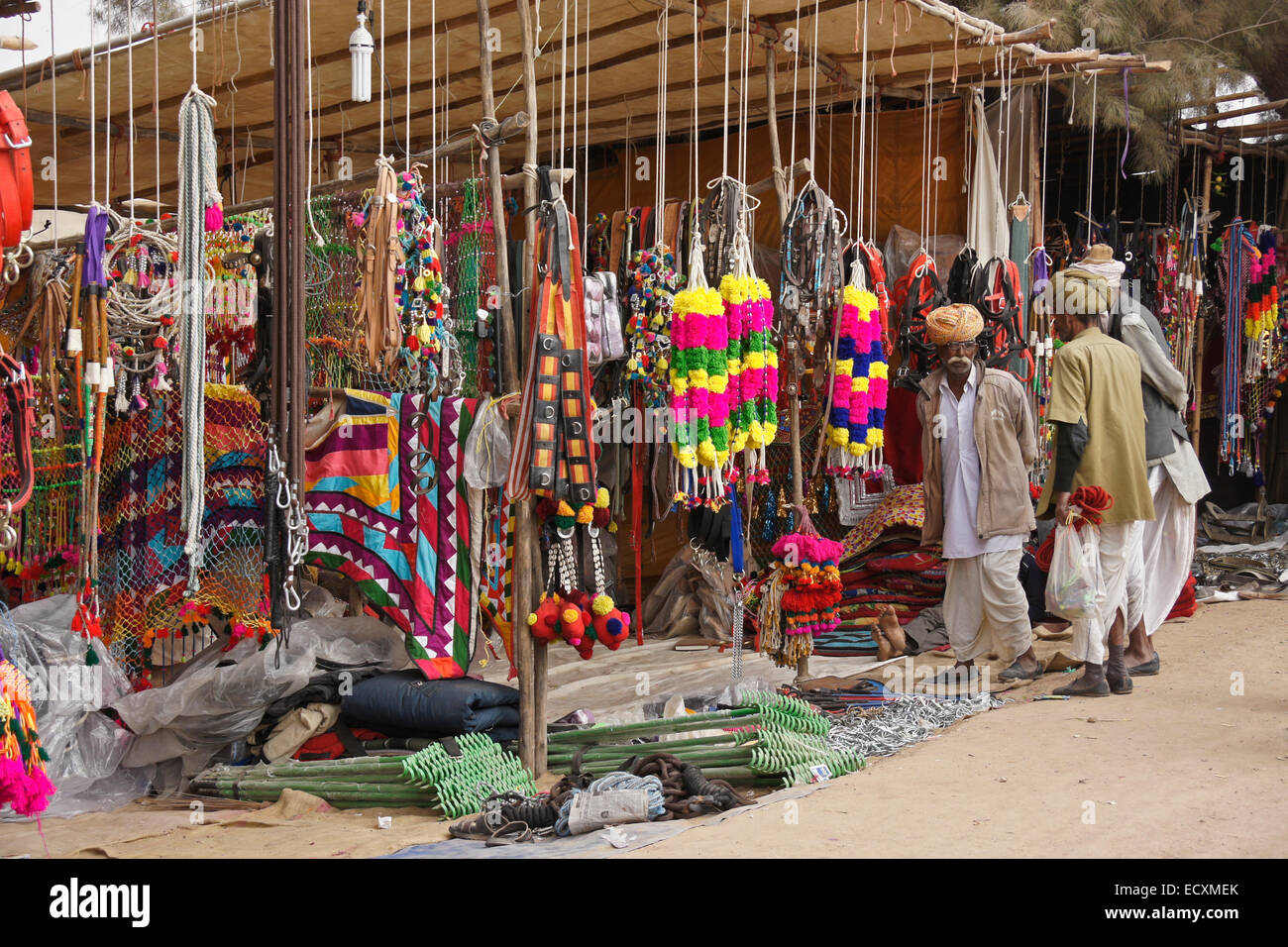 Gli uomini lo shopping per il cammello e il cavallo accessori, Nagaur Fair, Rajasthan, India Foto Stock