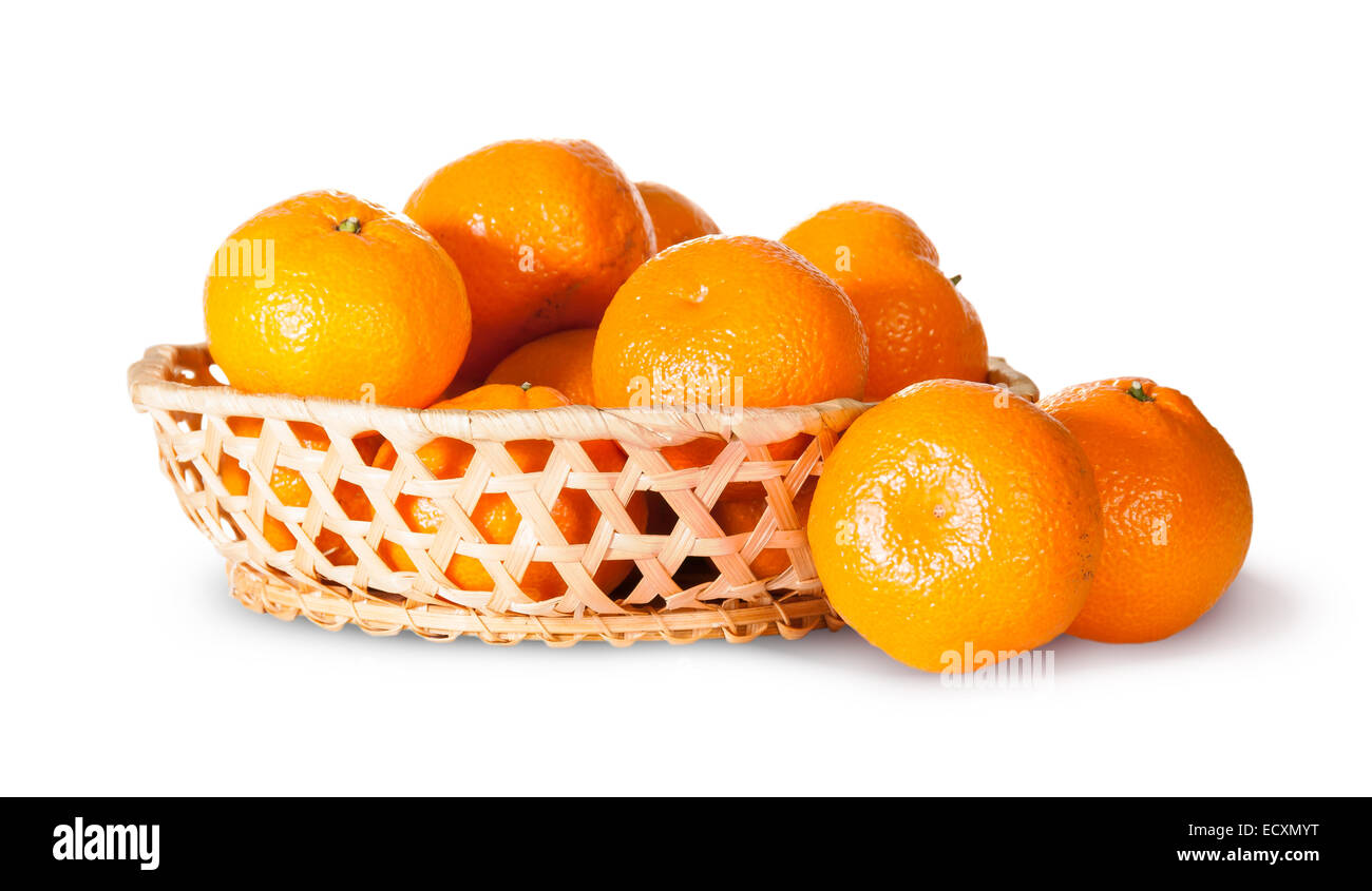 Mature Sweet Tangerini nel cesto di vimini isolati su sfondo bianco Foto Stock