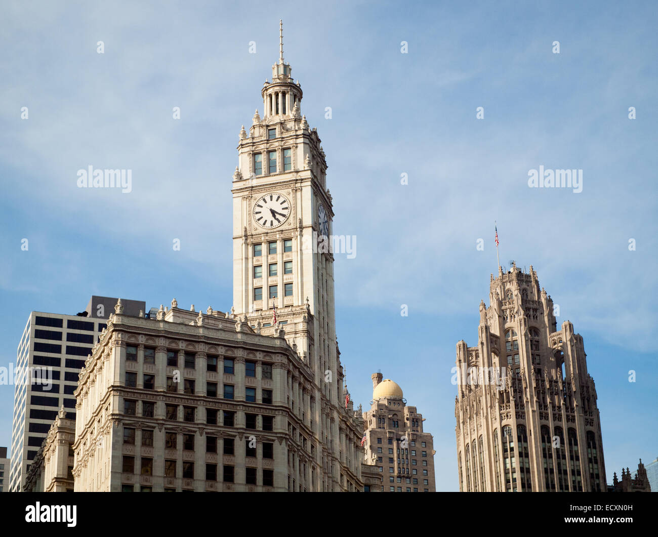 Una vista della Wrigley Building (sinistra), InterContinental Chicago [Torre Sud] (centro), e Tribune Tower (destra) in Chicago. Foto Stock