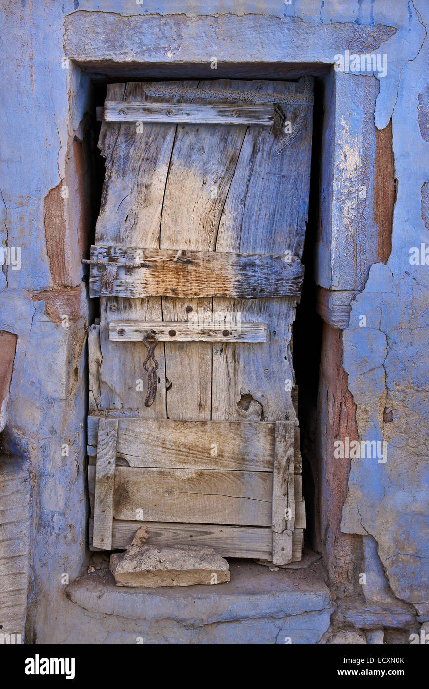 La vecchia porta di casa in città blu, Jodhpur, Rajasthan, India Foto Stock