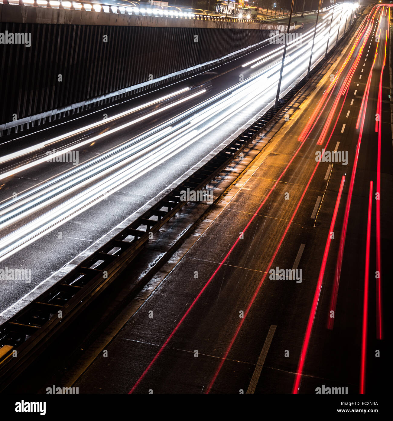 Auto su autostrada a Berlino di notte Foto Stock