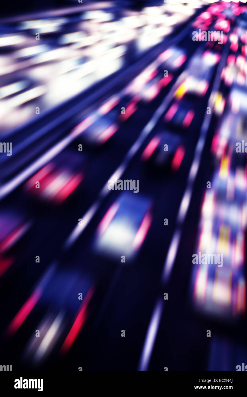 Il traffico su una autostrada di notte Foto Stock