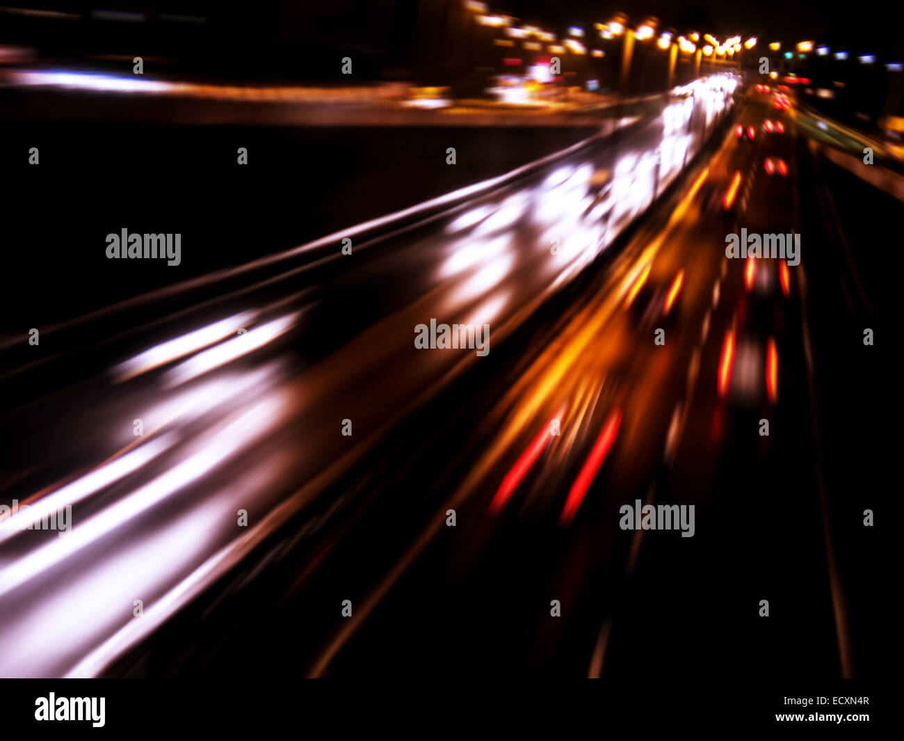 Auto su una strada di notte Foto Stock