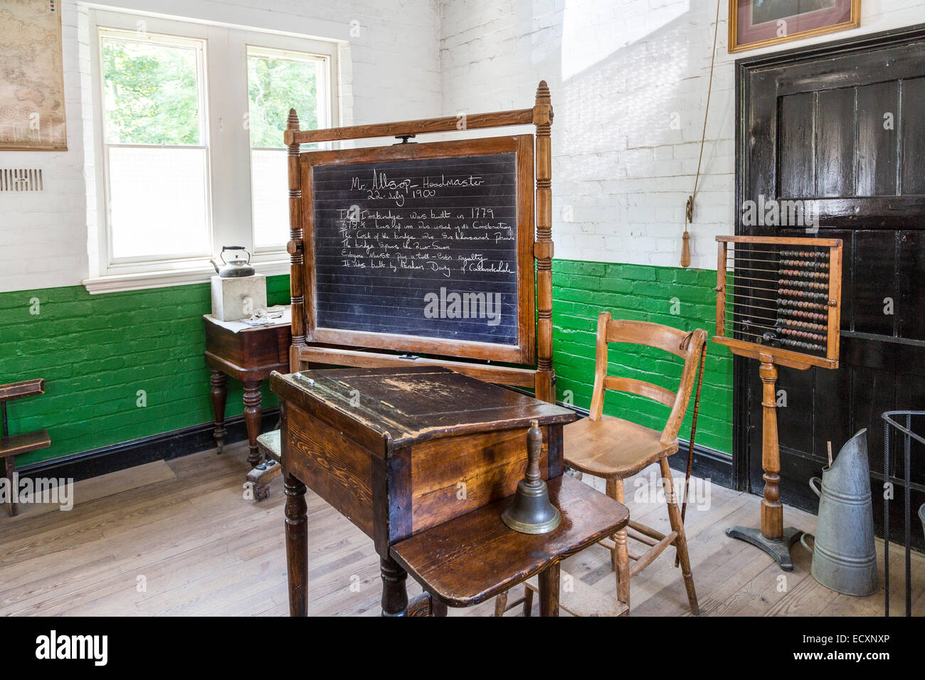 Blackboard e banco di scuola, Blists Hill cittadina in stile vittoriano, Ironbridge, Shropshire, Inghilterra, Regno Unito Foto Stock