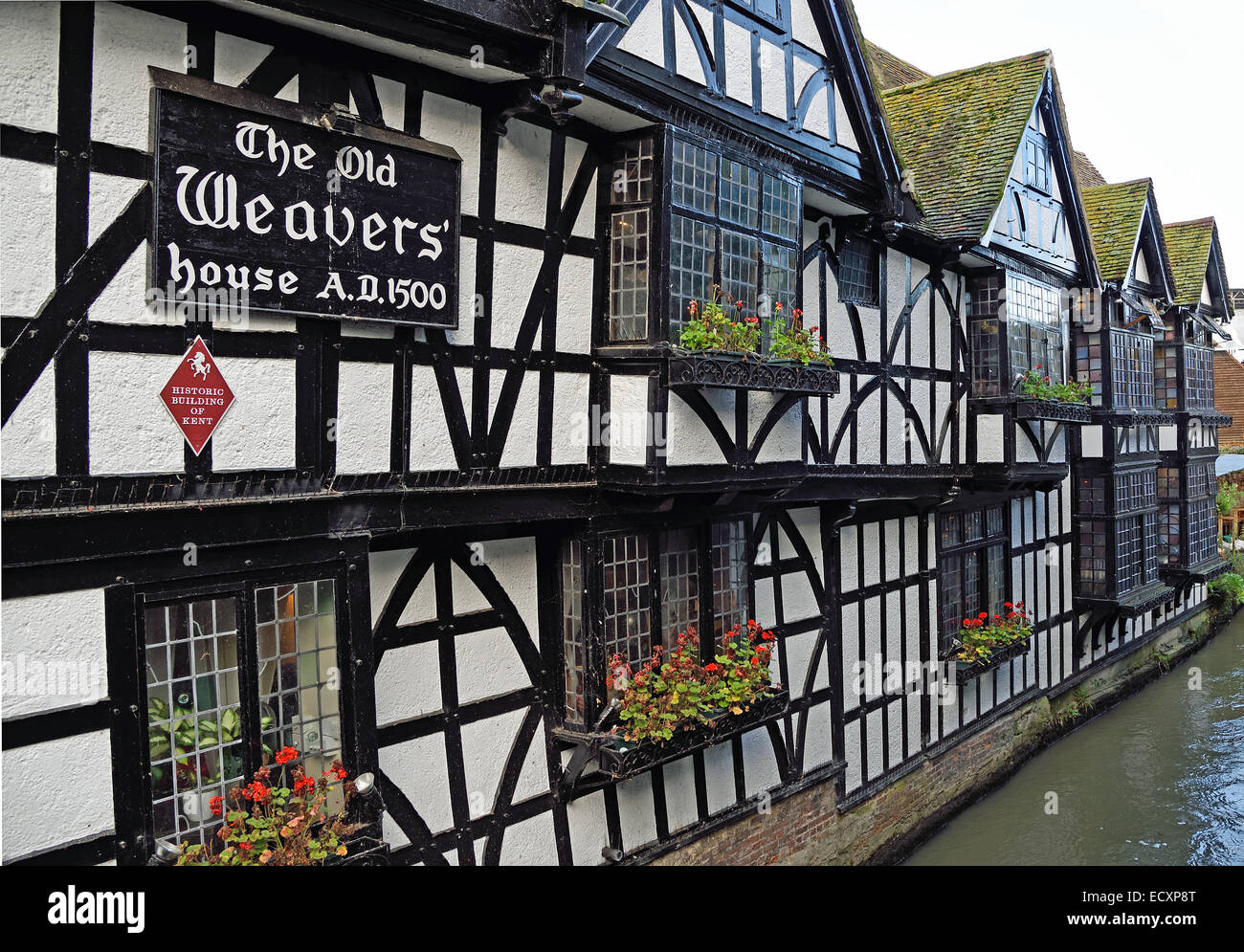 Il vecchio tessitori ristorante accanto al fiume Stour in Canterbury Kent, Regno Unito. Foto Stock