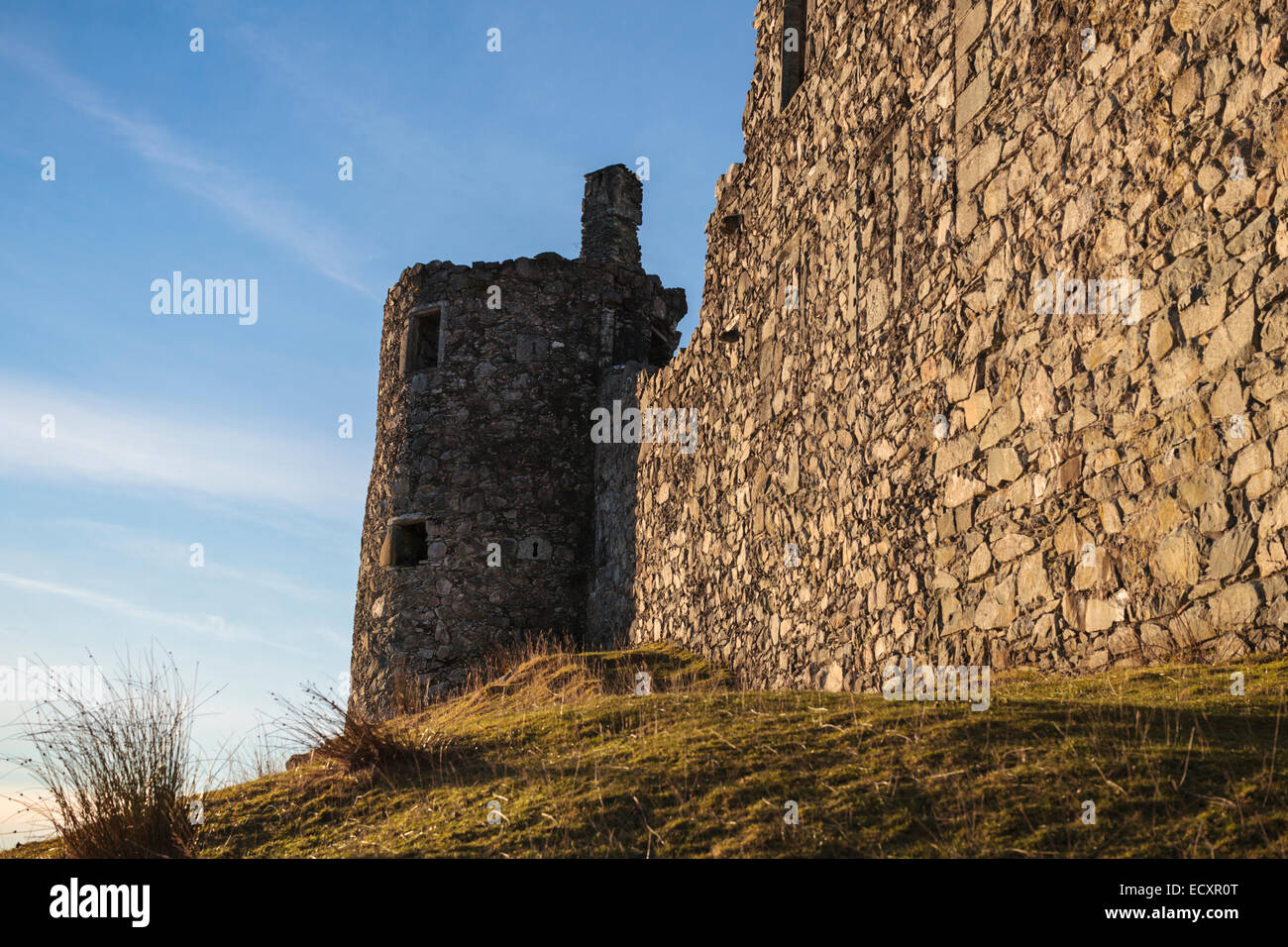 Le rovine di Kilchurn Castle siedono lungo le rive di una penisola rocciosa all'estremità settentrionale del Loch Awe nelle Highlands Scotl Foto Stock