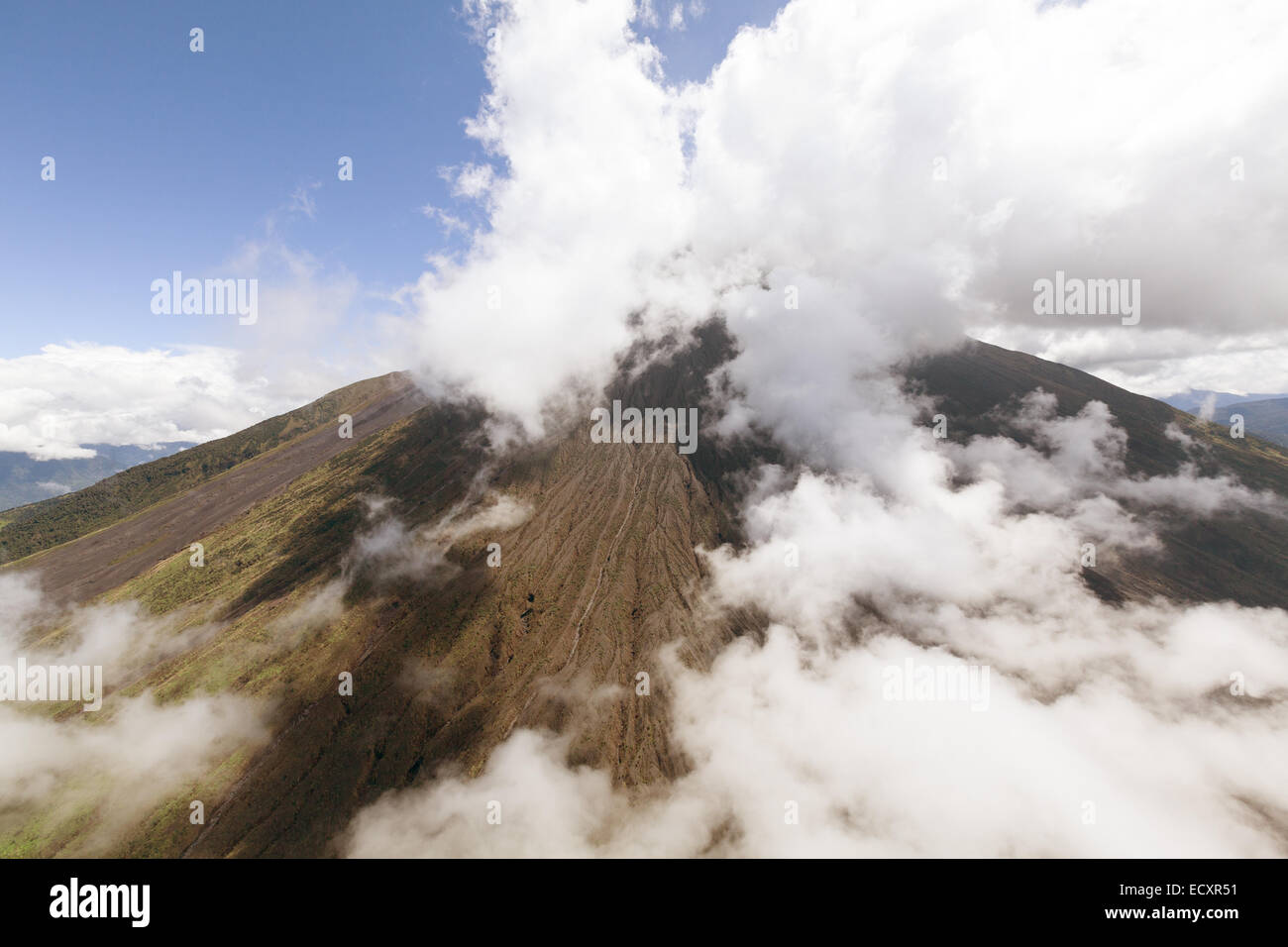 Elicottero Shot del vulcano Tungurahua in Ecuador Foto Stock