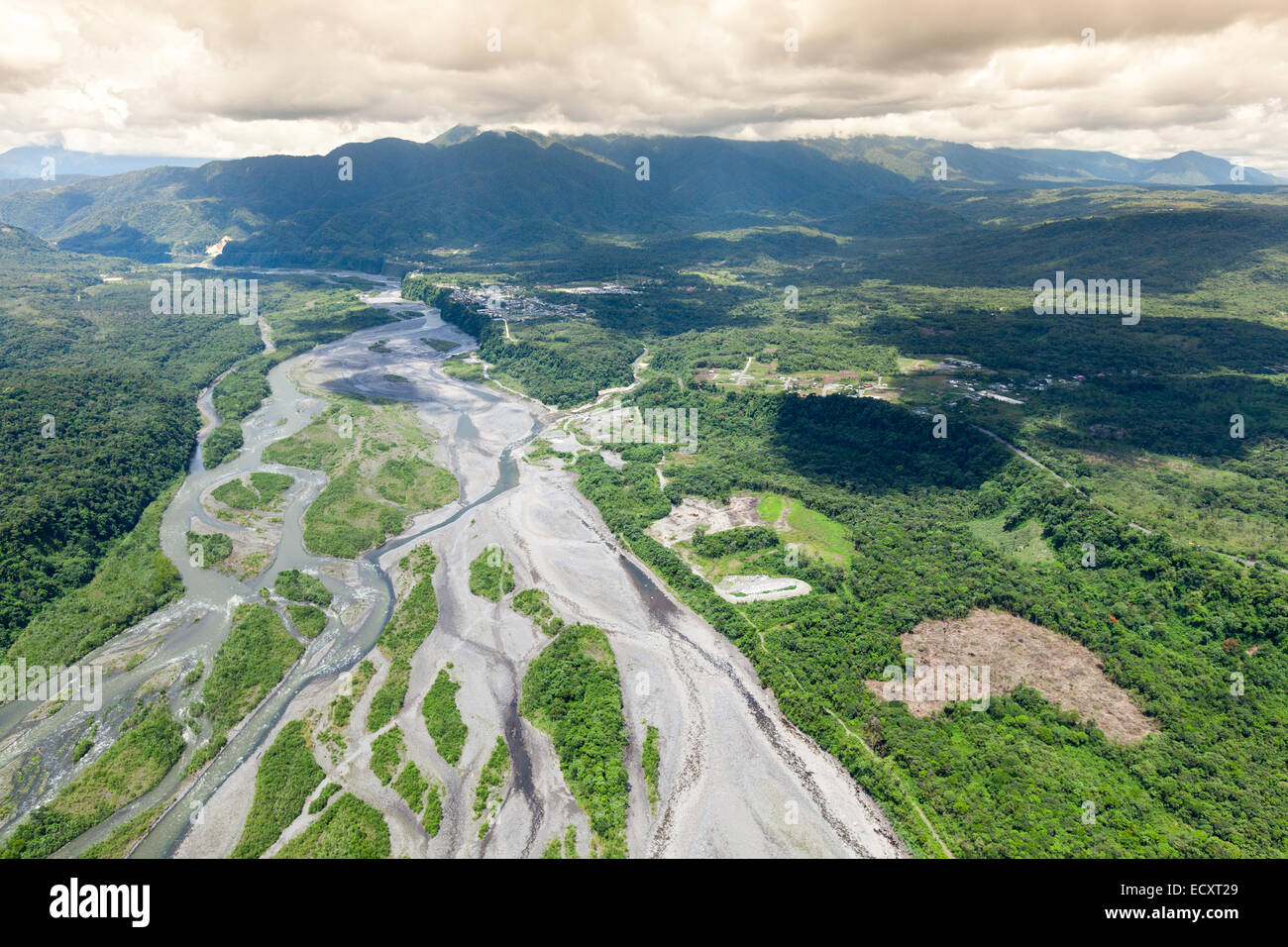 Fiume Pastaza in uscita montagna Ande Ecuador alta altitudine Full Size elicottero Foto Stock