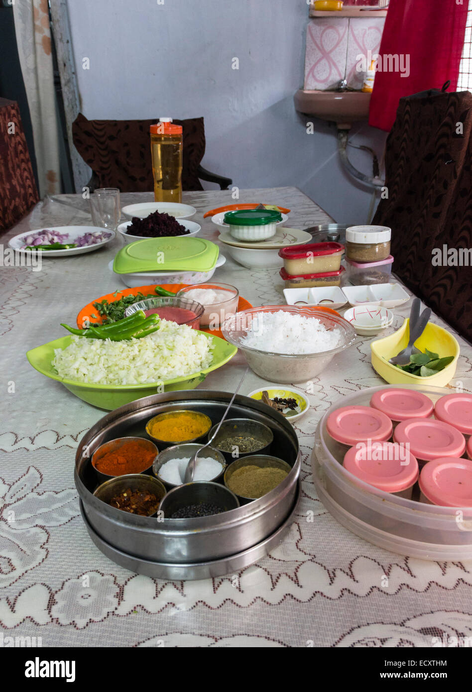Il Kerala, India - Cochin. Classe di Cucina nella città di Cochin con famiglia privata, rendendo appartamenti keralesi pesce al curry con i lati. Foto Stock