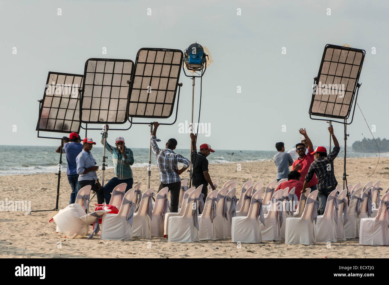 Il Kerala, India - Cochin. Puthuvype beach, troupe cinematografica si prepara al dramma della pellicola con la scena del matrimonio. Foto Stock