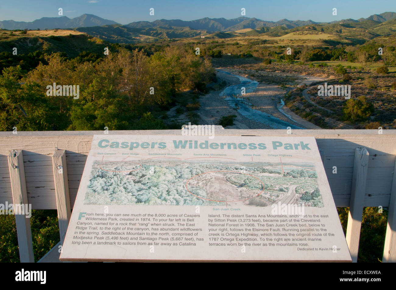 San Juan Creek vista dal centro natura con scheda interpretativa, Ronald W Caspers Wilderness Park, Orange County, California Foto Stock