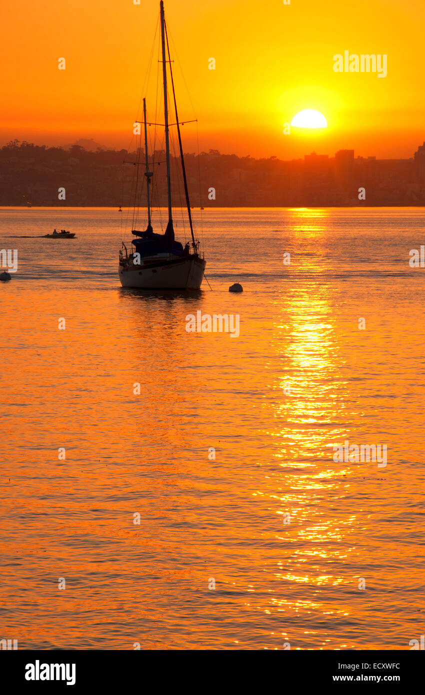Sunrise con barche a vela nella Baia di San Diego, Shelter Island, San Diego, California Foto Stock