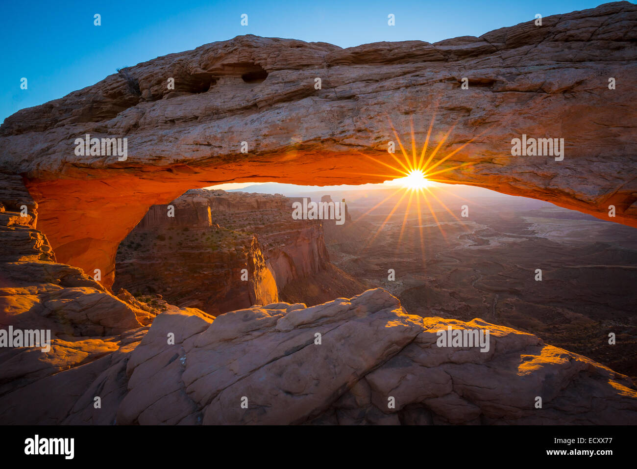 Mesa Arch a sunrise, Island in the Sky distretto del Parco Nazionale di Canyonlands, Utah Foto Stock