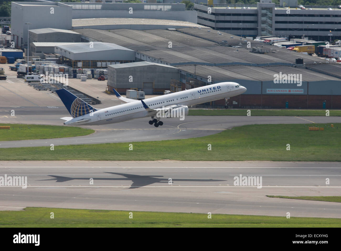 United Airlines Boeing aereo di linea dura-off dal sud della pista di atterraggio all'Aeroporto di Londra Heathrow. Foto Stock