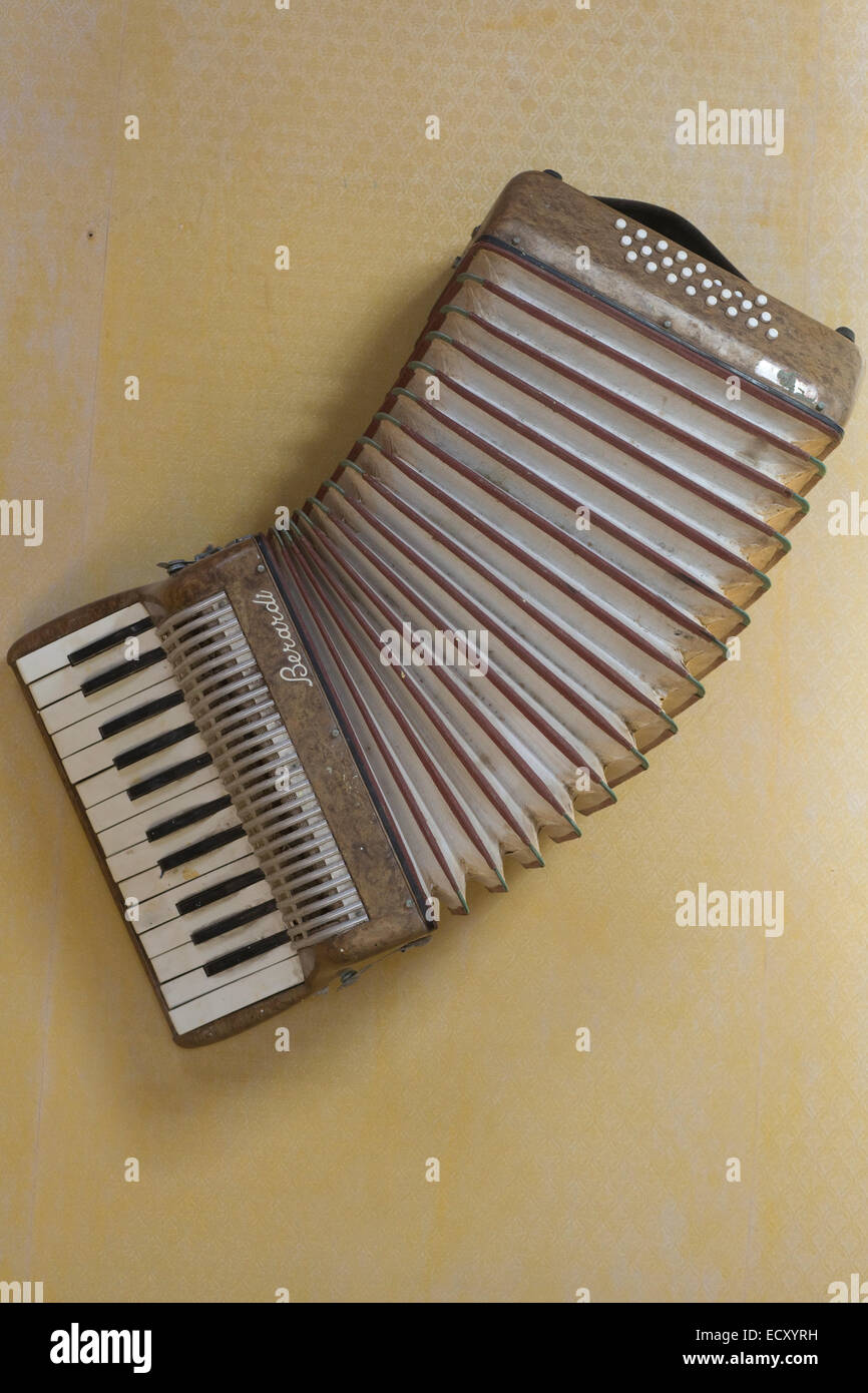 Una vecchia fisarmonica fissata a una parete Foto Stock