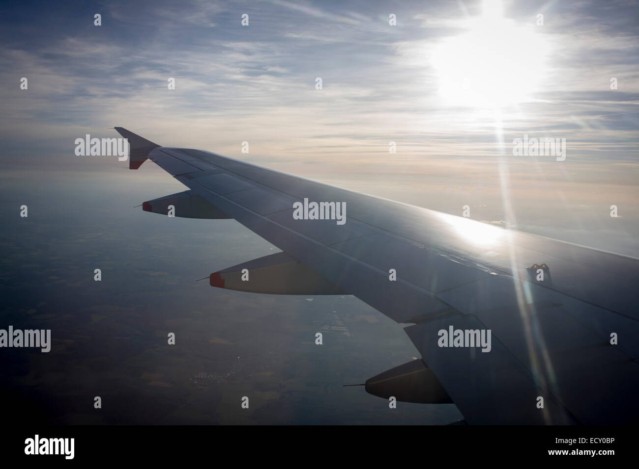 Sun glinting off metà canale Ala jet di linea e dello spazio aereo. Foto Stock