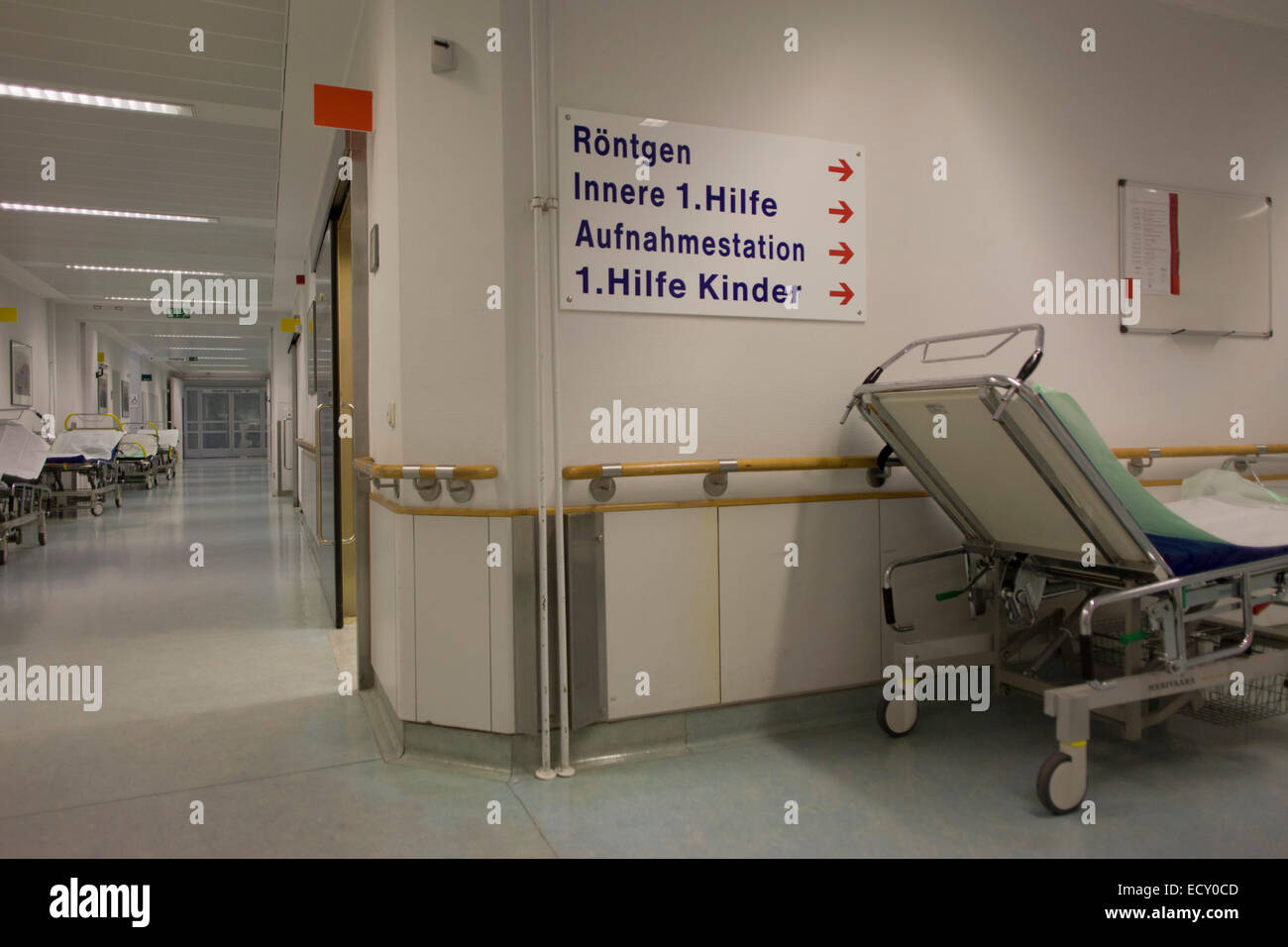 Corridoio, Deutsches Rotes Kreuz (DRK - Croce Rossa tedesca) Ospedale, Berlino, Germania. Dal capitolo intitolato "Una vita per salvare' Foto Stock