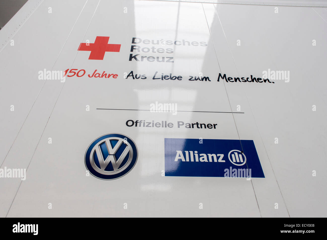 Deutsches Rotes Kreuz - DRK (Croce Rossa tedesca) veicolo logos al loro centro logistico presso l'aeroporto Schönefeld. Foto Stock