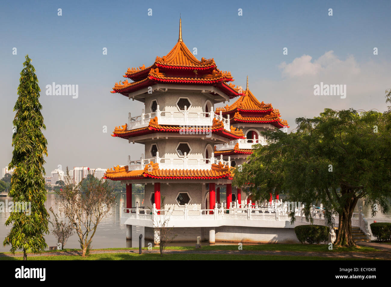 Il Twin pagode su Jurong Lago, nel giardino Cinese, Singapore. Foto Stock