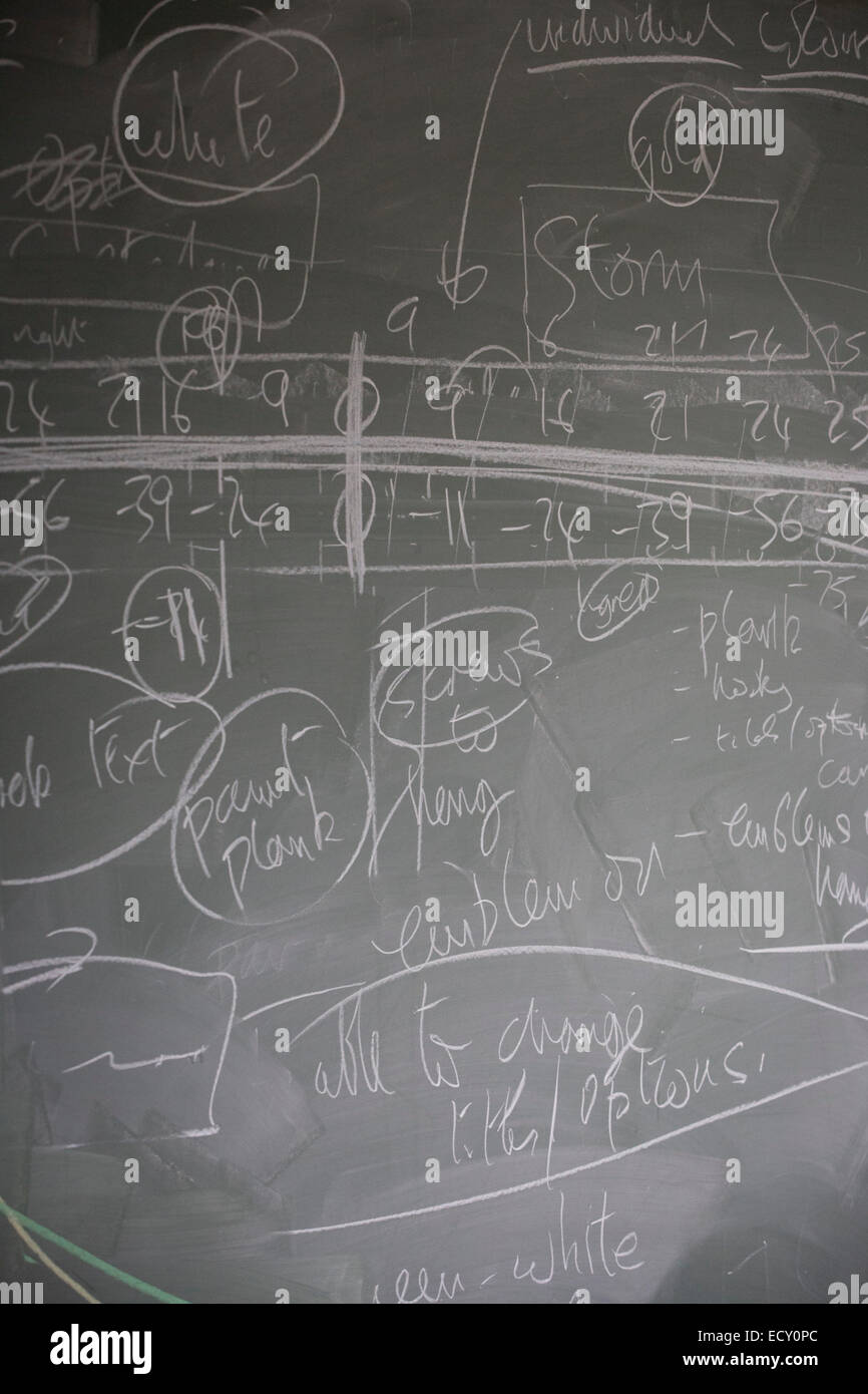 Blackboard lavorazioni appartenenti al matematico e guru del rischio, il Professor David Spiegelhalter presso il Centro per la matematica Scien Foto Stock