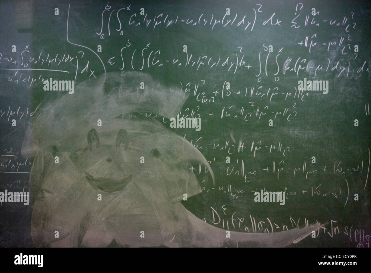 Le formule matematiche su una lavagna al Centro per le scienze matematiche presso l'Università di Cambridge. Foto Stock
