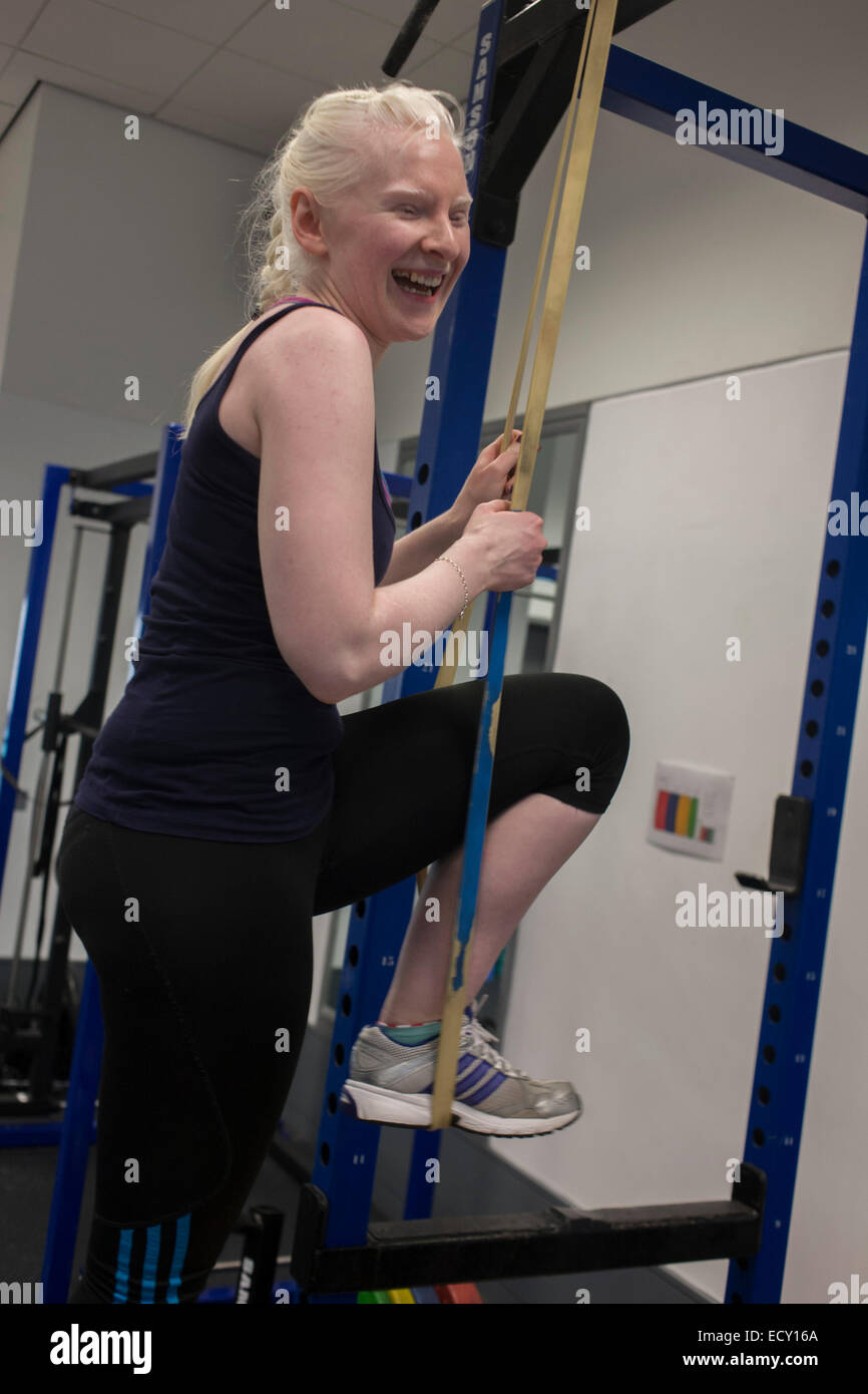 Ipovedenti sci paralympian dal Sochi Olimpiadi, Kelly Gallagher treni nella palestra di Belfast. Foto Stock