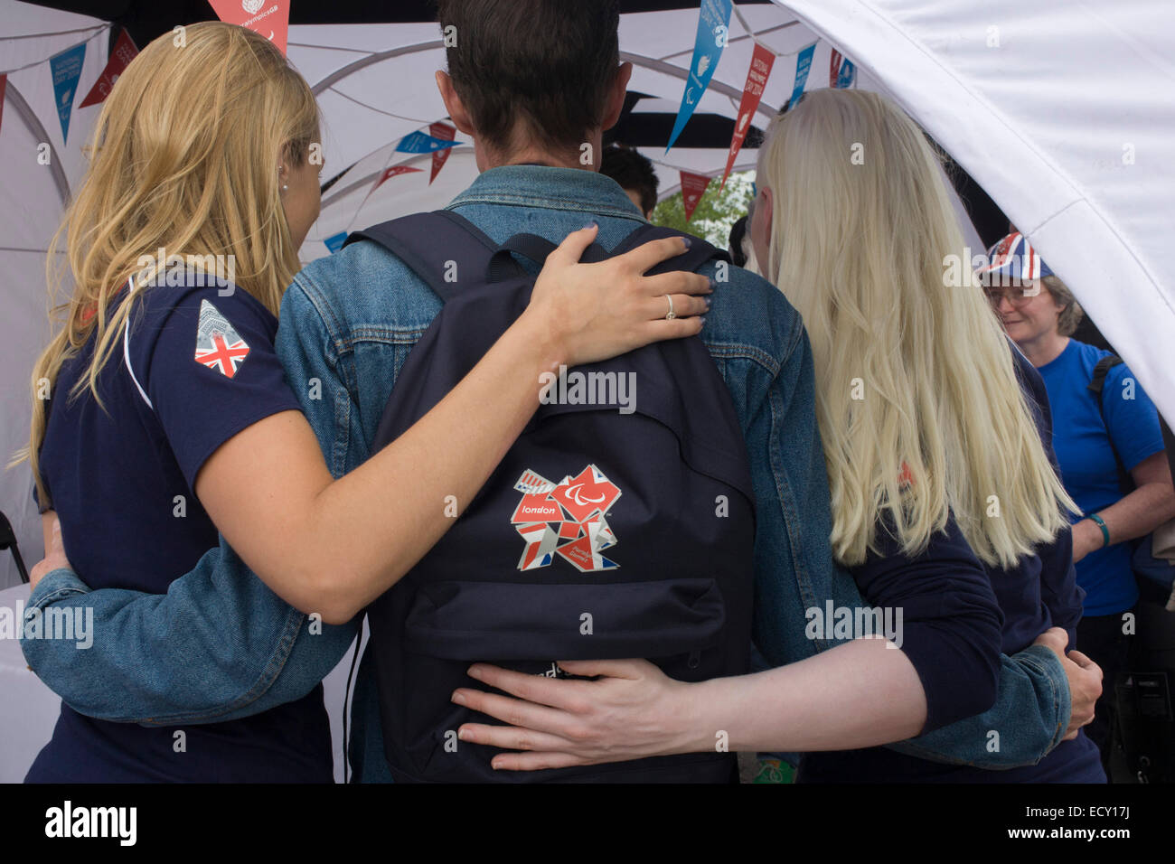 Ipovedenti sci Kelly Gallagher e guida vedenti Charlotte Evans a Stratford Paralympian evento. Foto Stock