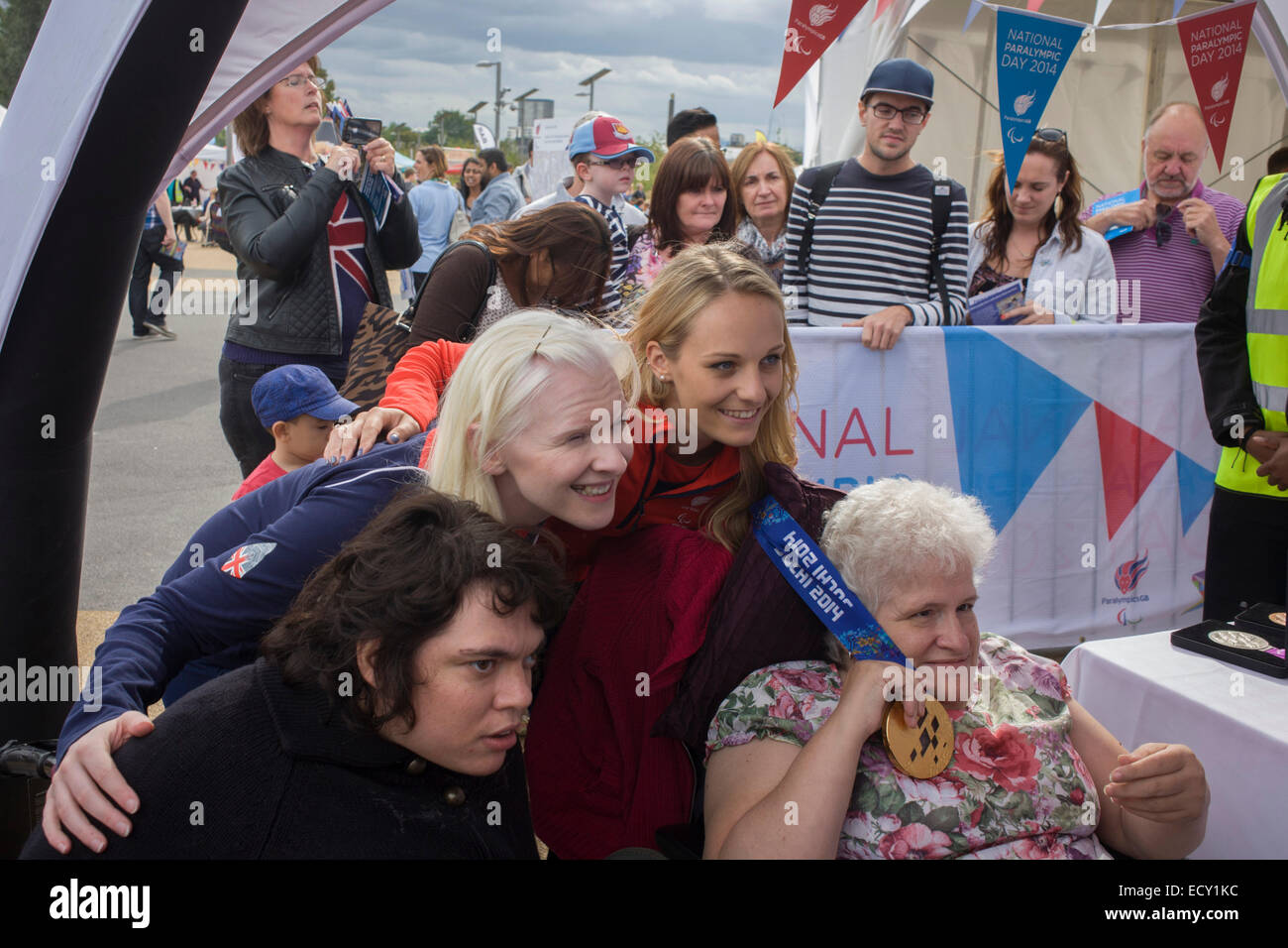 Ipovedenti sci Kelly Gallagher e guida vedenti Charlotte Evans a Stratford Paralympian evento. Foto Stock