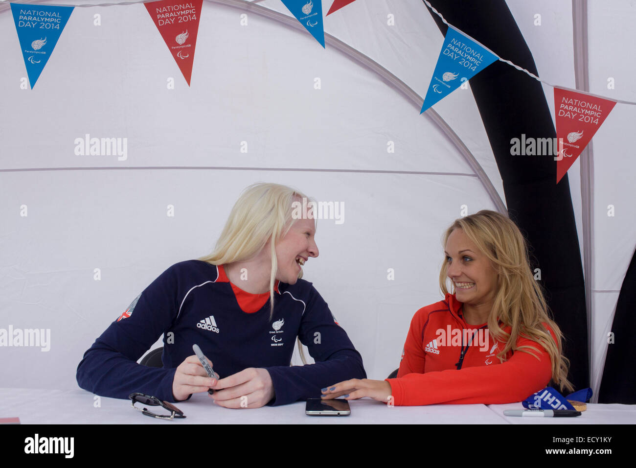 Ipovedenti sci Kelly Gallagher e guida vedenti Charlotte Evans a Stratford Paralympian evento. Foto Stock