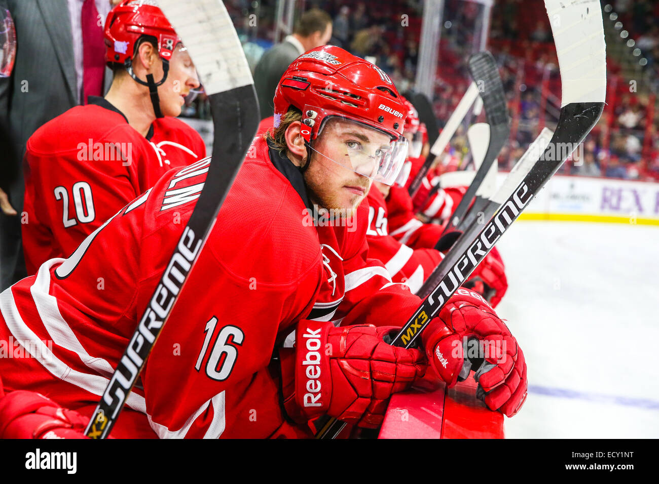 Carolina Hurricanes center Elias Lindholm (16) durante il gioco NHL tra le fiamme di Calgary e Carolina Hurricanes al PNC Arena. Carolina Hurricanes sconfisse le fiamme di Calgary 4-1. Foto Stock