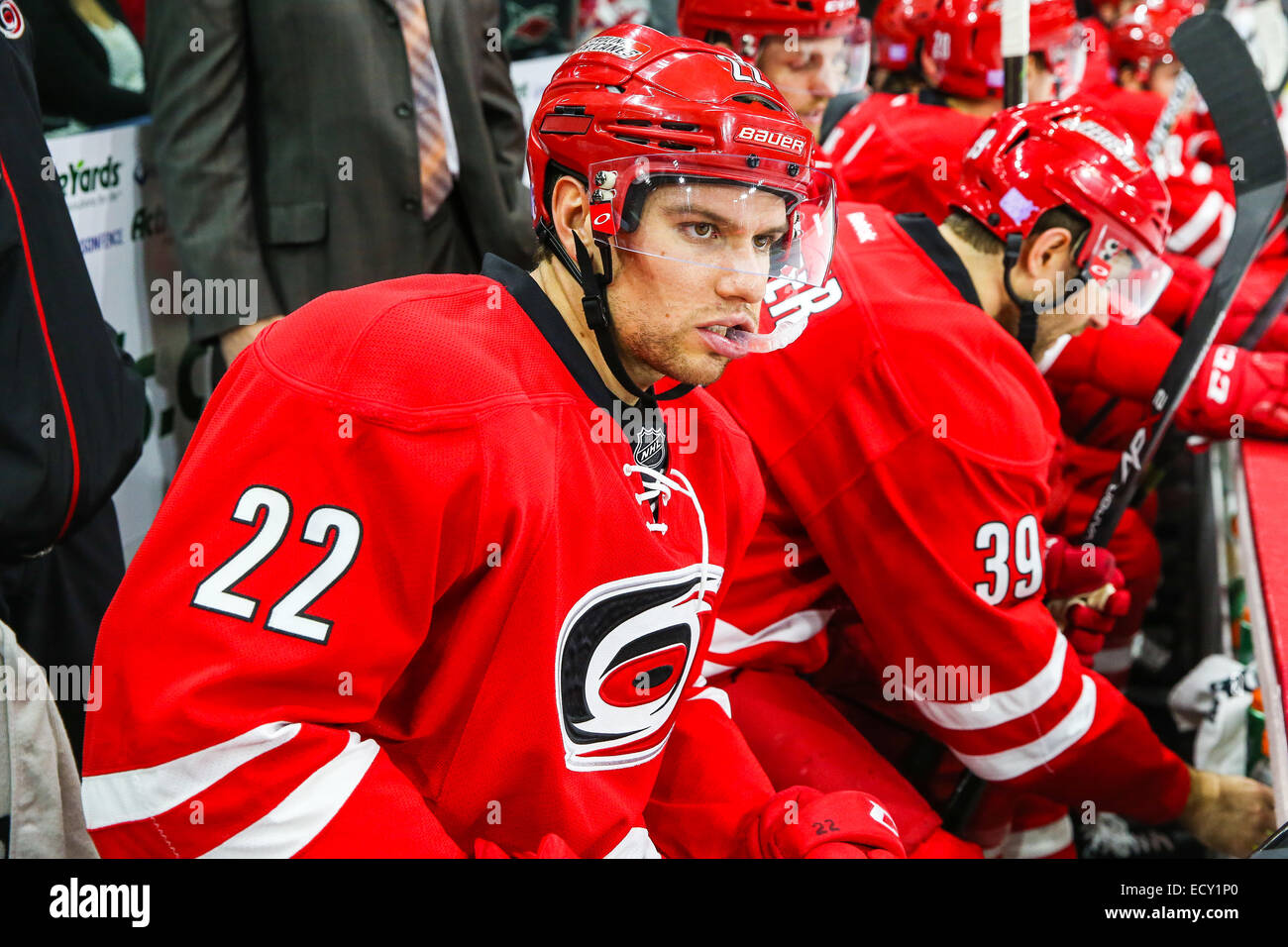 Carolina Hurricanes center Zach Boychuk (22) durante il gioco NHL tra le fiamme di Calgary e Carolina Hurricanes al PNC Arena. Carolina Hurricanes sconfisse le fiamme di Calgary 4-1. Foto Stock