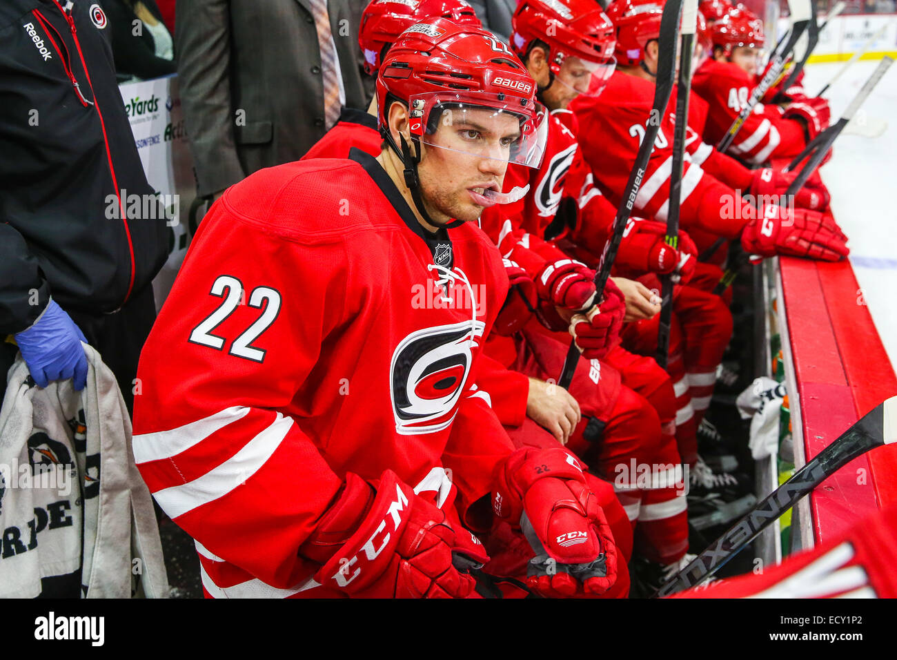 Carolina Hurricanes center Zach Boychuk (22) durante il gioco NHL tra le fiamme di Calgary e Carolina Hurricanes al PNC Arena. Carolina Hurricanes sconfisse le fiamme di Calgary 4-1. Foto Stock