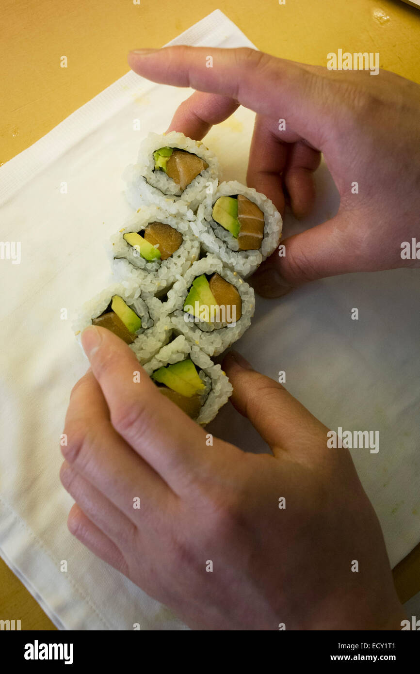 Dettaglio di uno chef con le mani in mano, preparare il makizushi in 'o', un ristorante di sushi in centro a Londra. Foto Stock