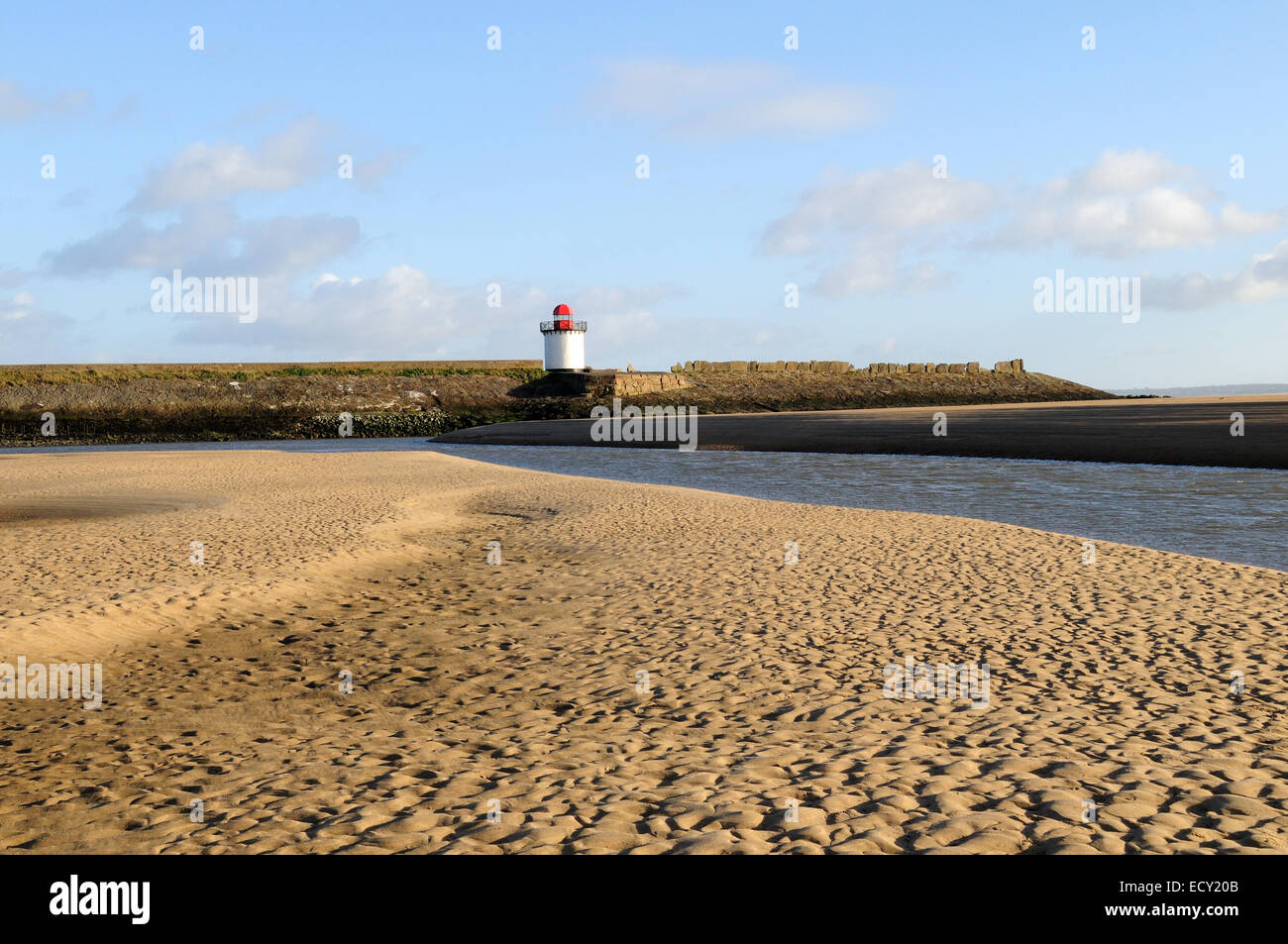 Modelli di sabbia sulla spiaggia di Burry P verso il faro Carmarthenshire Galles Cymru REGNO UNITO GB Foto Stock