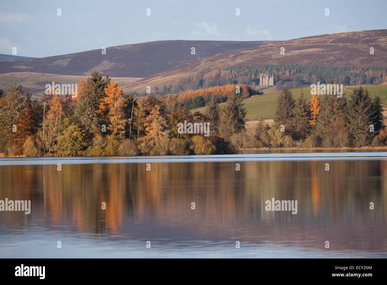 Lintrathen loch autunno riflessioni con Balintore castello sulla collina alle spalle. Foto Stock