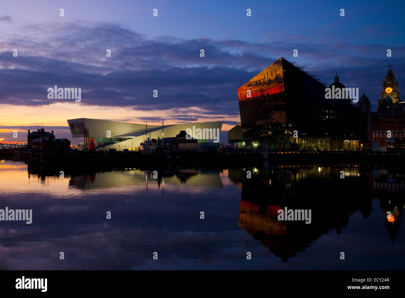 Tramonto sul Mersey dockland; pareti di vetro edificio. Inscatolando dock riflessi del tramonto dell'isola di Mann lo sviluppo, Liverpool, Merseyside, Regno Unito Foto Stock