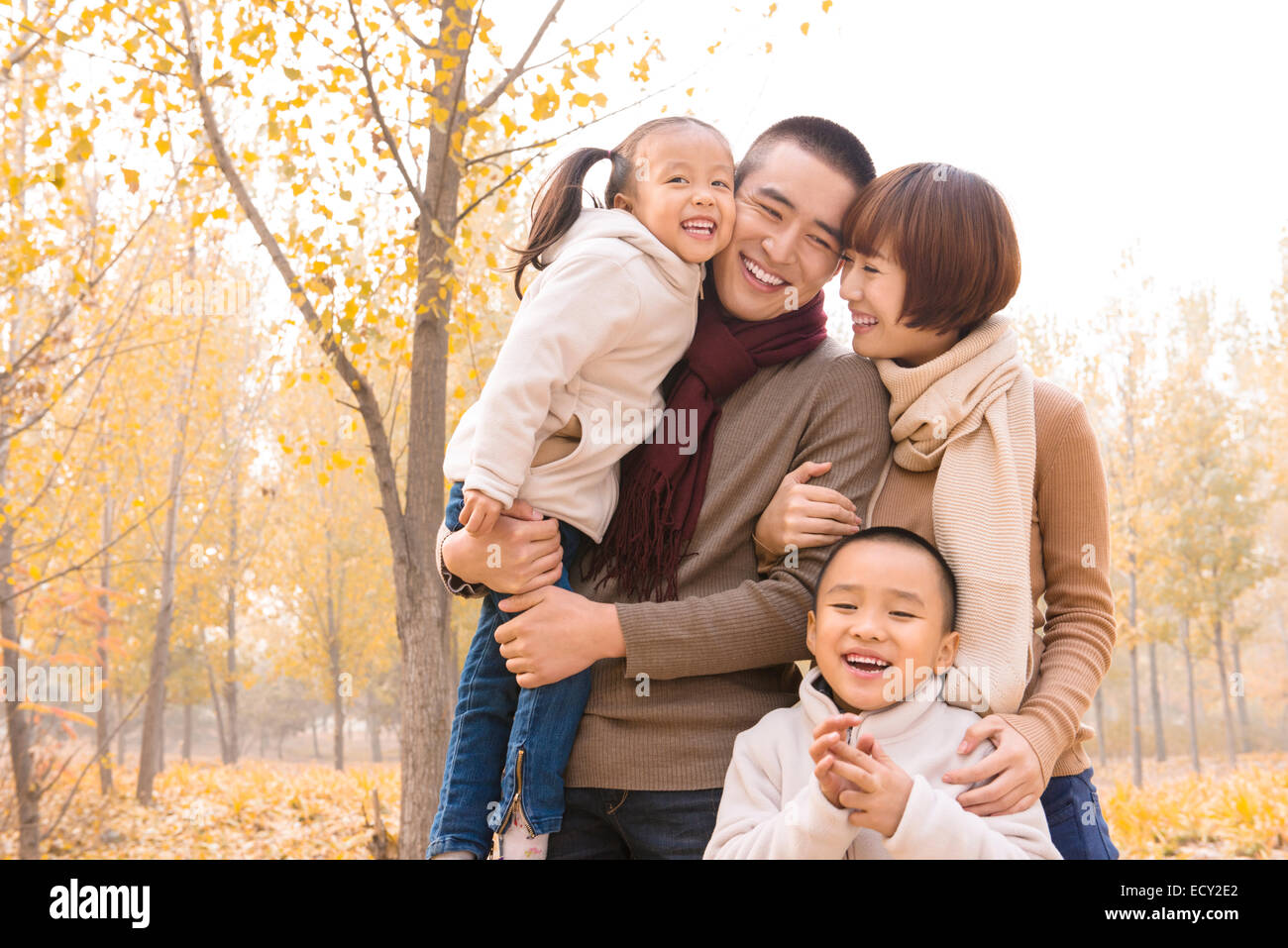 Famiglia con due bambini al parco Foto Stock