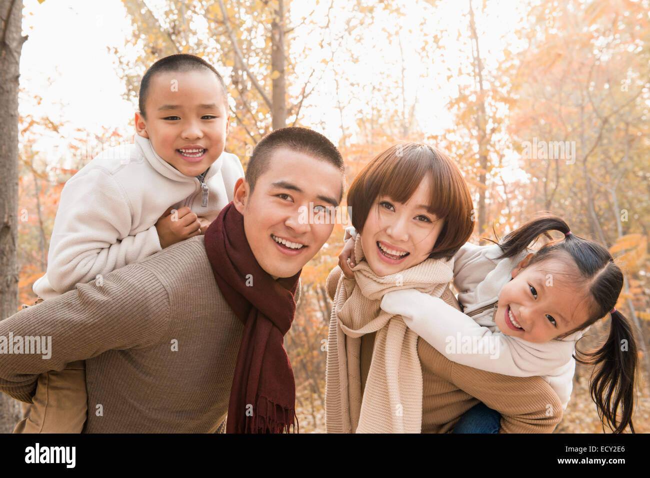 Famiglia con due bambini al parco Foto Stock