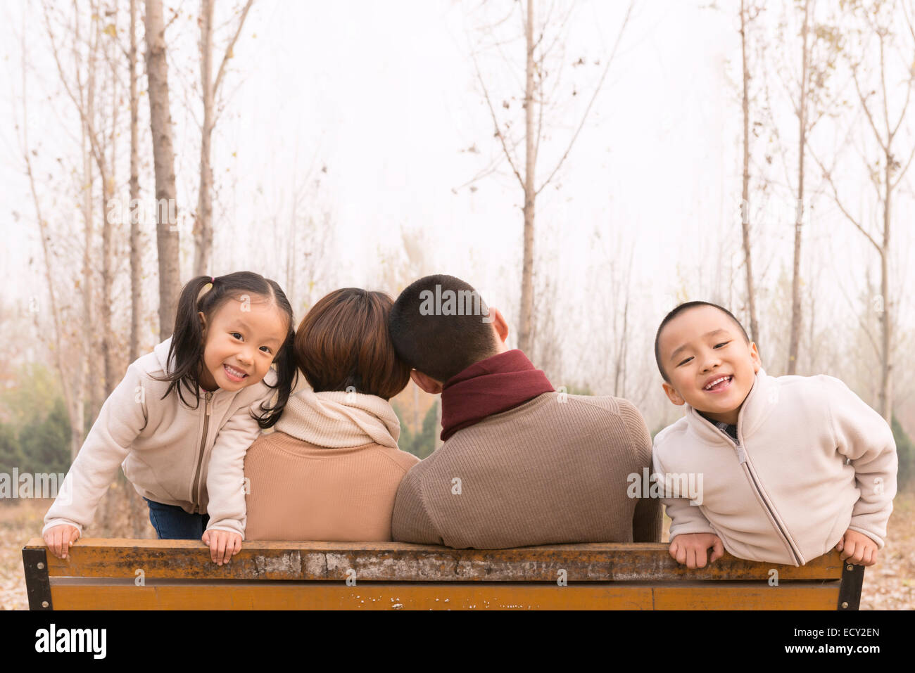 Famiglia con due bambini al parco Foto Stock