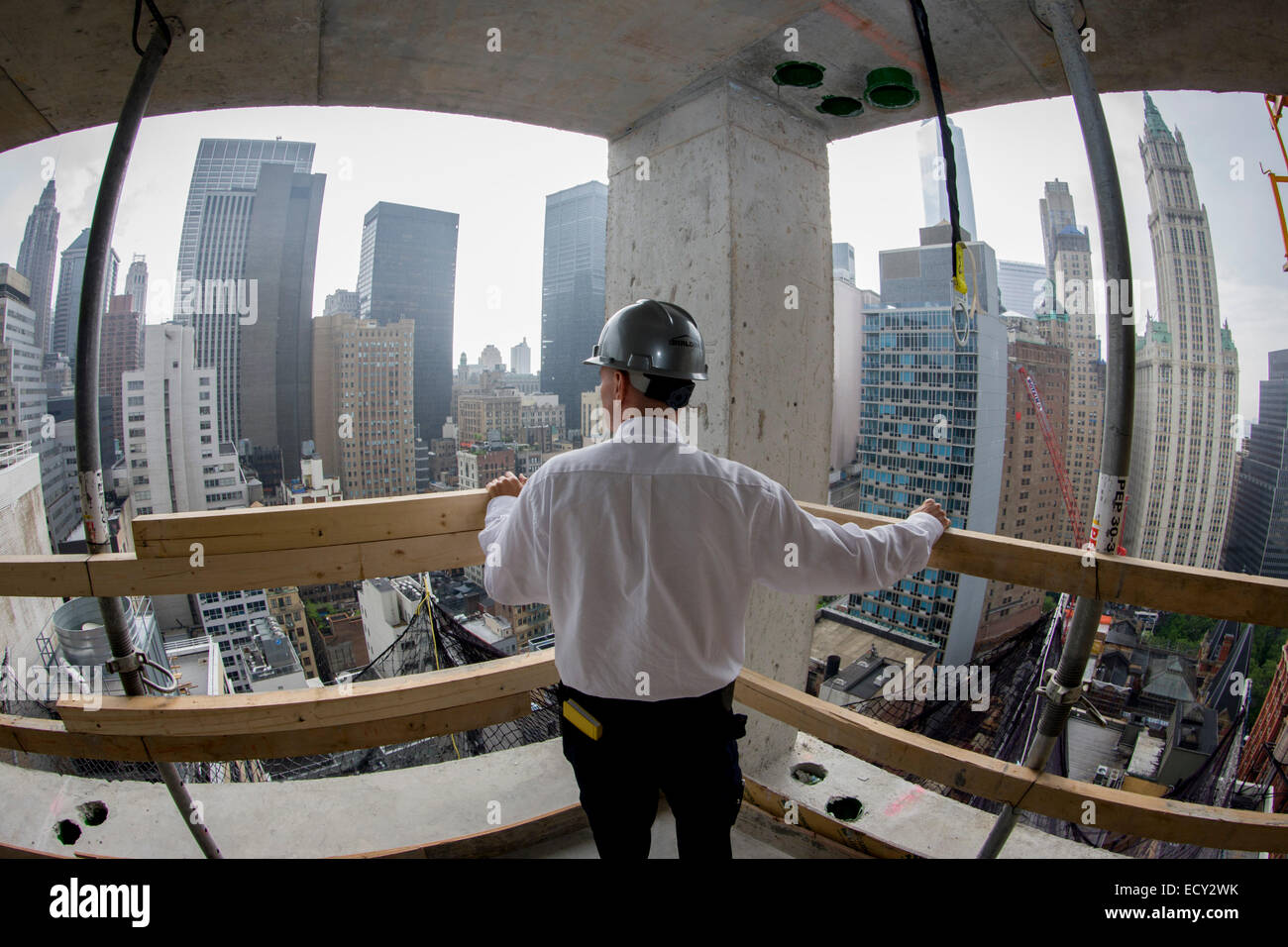 Indagine dei servizi di ingegneria, Assistente Commissario Tim Lynch ispezionando un nuovo sito in costruzione a Manhattan Foto Stock