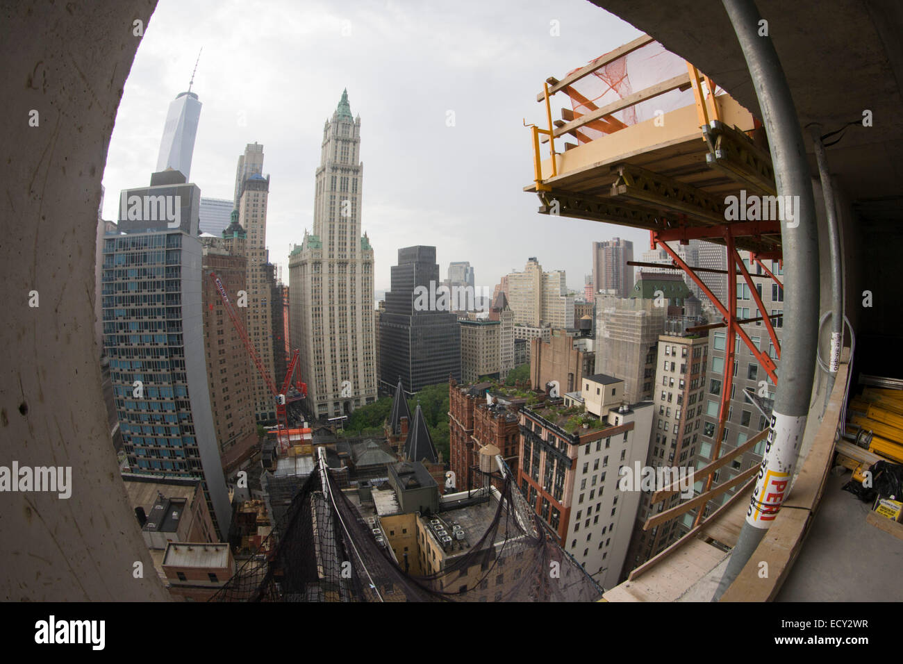 Fish-eye distorsione della città di New York skyline, visto da città sito in costruzione. Foto Stock