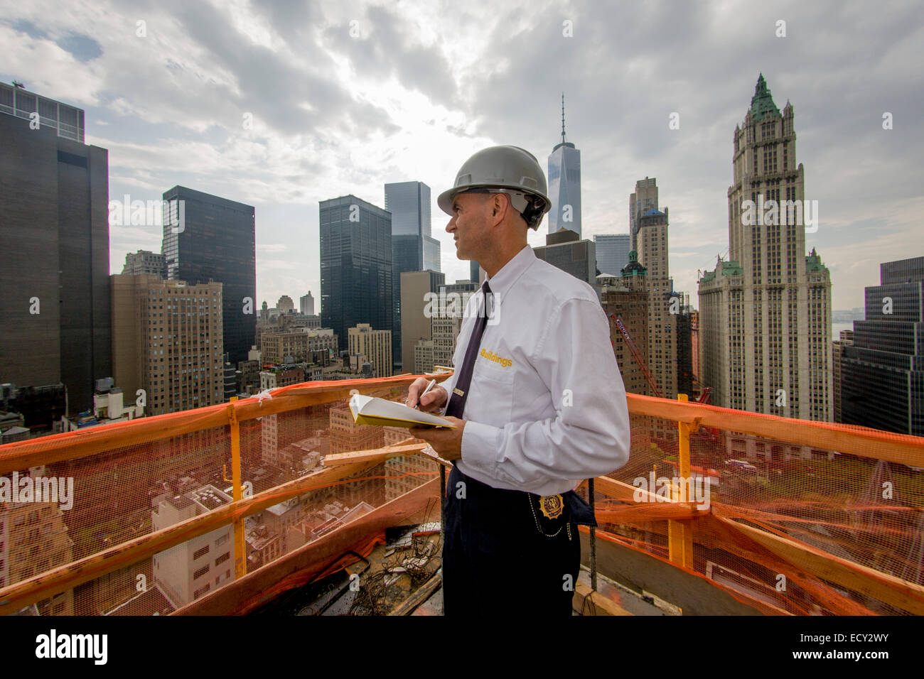 Indagine dei servizi di ingegneria, Assistente Commissario Tim Lynch ispezionando un nuovo sito in costruzione a Manhattan Foto Stock