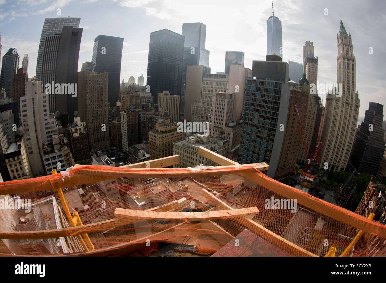 Fish-eye distorsione della città di New York skyline, visto da città sito in costruzione. Foto Stock