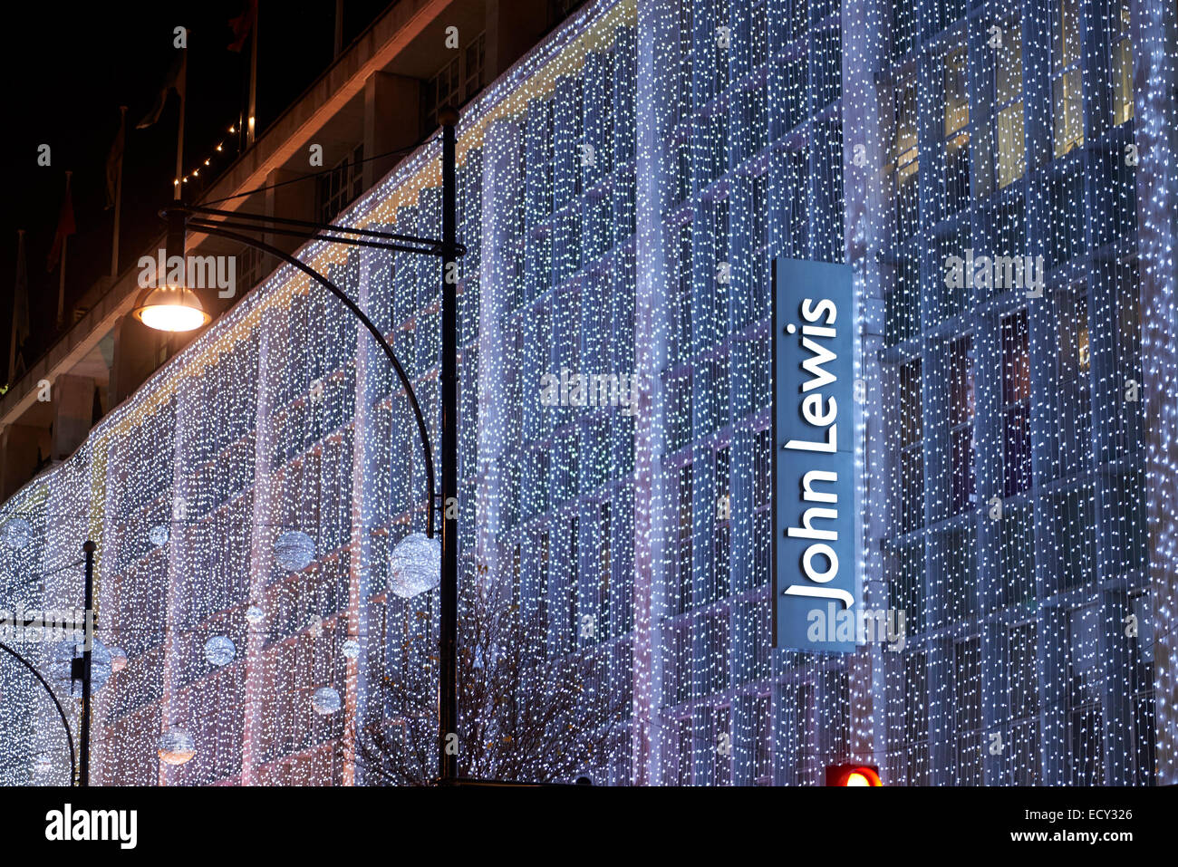 LONDON, Regno Unito - 20 dicembre: notturno di colpo di John Lewis department store con la sua parete di luce come parte delle sue composizioni di Natale Foto Stock
