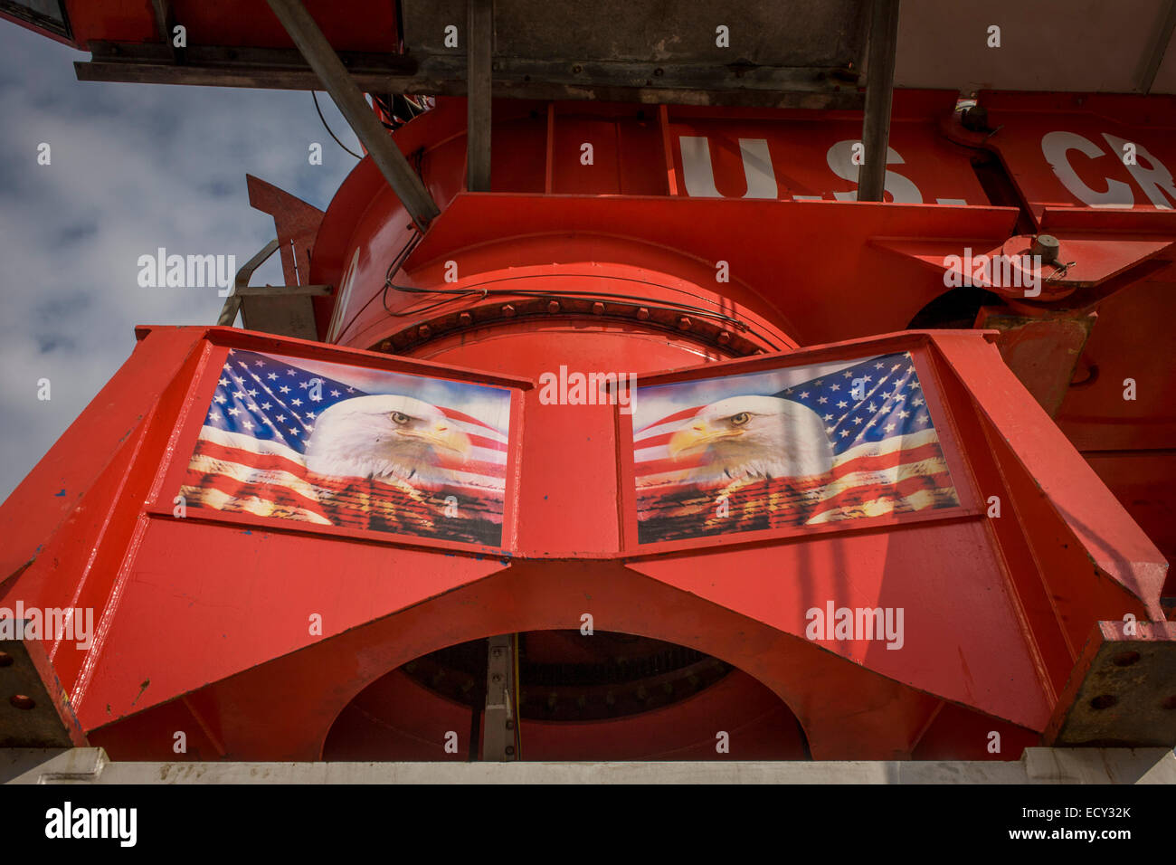 American Eagle flag su gru sul sito in costruzione a Manhattan, New York City. Foto Stock