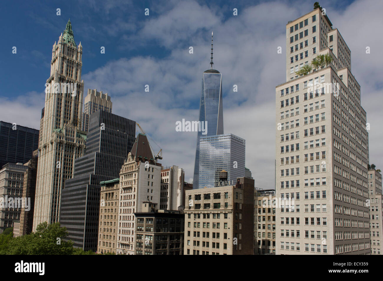 Ampia cityscape di grattacieli che si affaccia su Broadway al moderno centro del WTC a Manhattan, New York City. Foto Stock