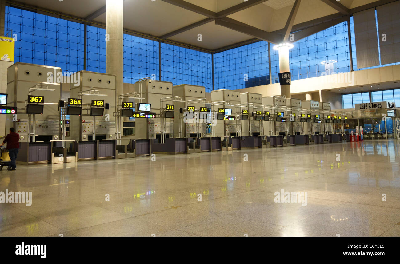 Aeroporto di vuoto banchi per il check-in, controllare nel contatore, Malaga, Spagna. Foto Stock
