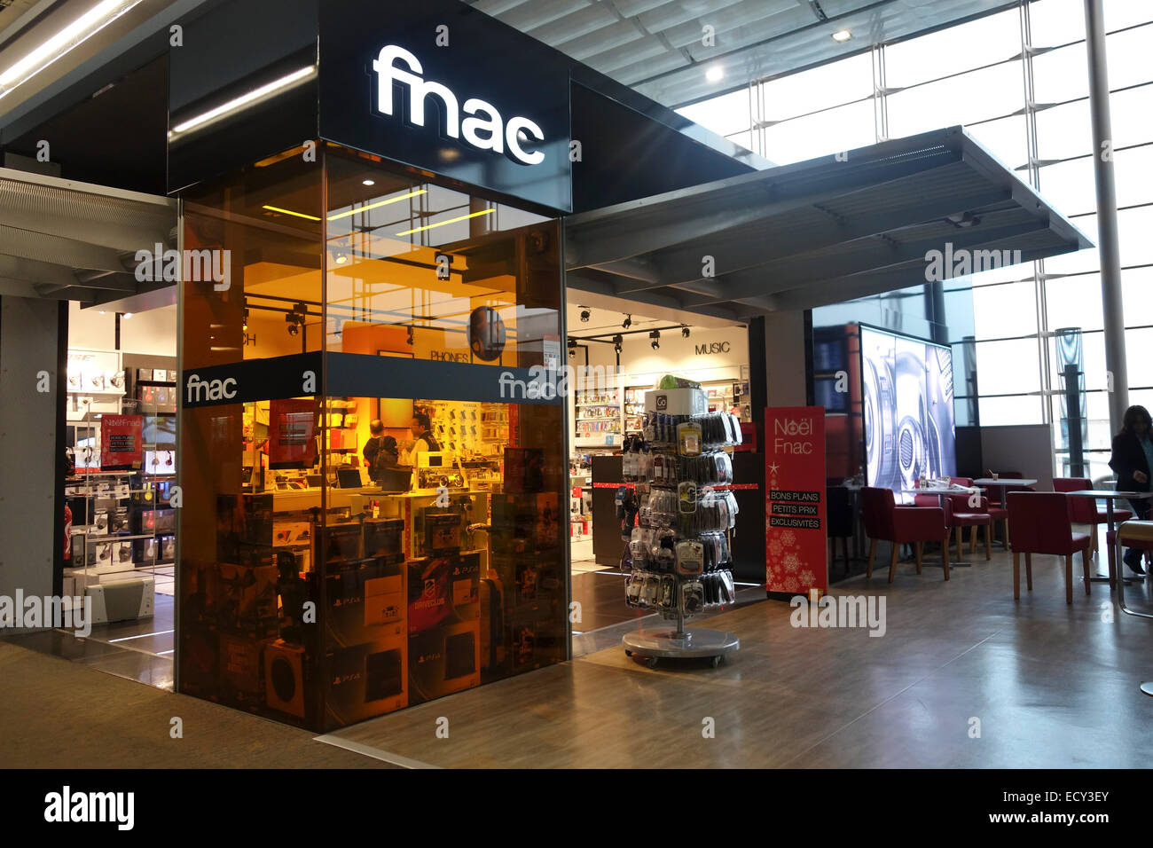 FNAC Department Store all'Aeroporto Charles de Gaulle di Parigi, Francia. Foto Stock